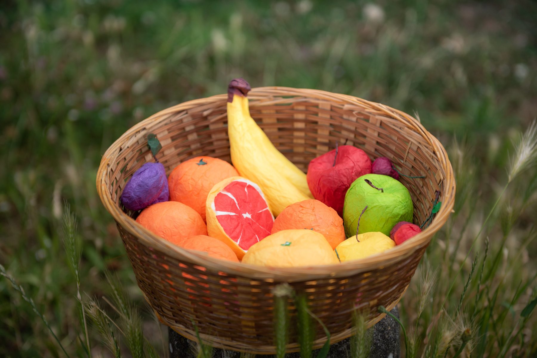 Panier de fruits en papier de soie réalisé avec la technique Happap – Création artisanale et décorative.