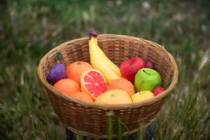 Panier de fruits en papier de soie réalisé avec la technique Happap – Création artisanale et décorative.