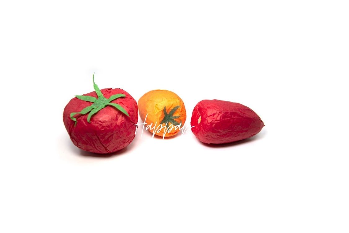 Tomate en papier de soie réalisée avec la technique Happap – Création artisanale et décorative.