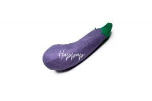 Aubergine en papier de soie fabriquée avec la technique Happap – Création artisanale et décorative.