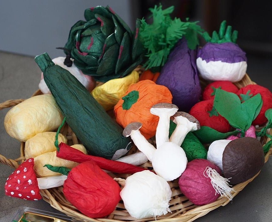 Panier de légumes en papier de soie fabriqué avec la technique Happap – Création artisanale et décorative.