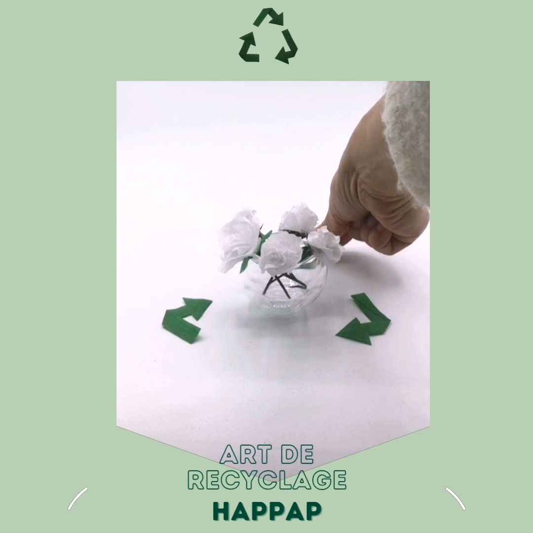 Séparation et mise en forme délicate des pétales en papier de soie recyclé pour donner du volume à la fleur.