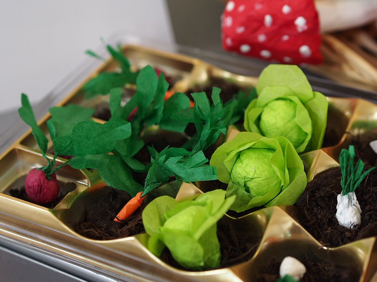 Petit potager créatif Happap, entièrement réalisé en papier recyclé, représentant divers légumes miniatures comme des carottes, radis et salades, idéal comme décoration écologique et originale.